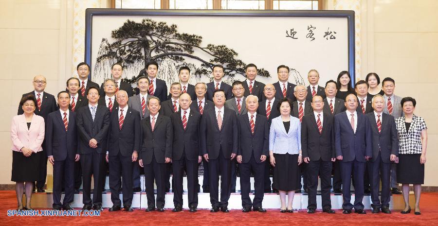El máximo legislador de China, Zhang Dejiang, prometió hoy martes promover el desarrollo democrático de Hong Kong de manera legal y gradual en su reunión con una delegación de empresarios de la región.