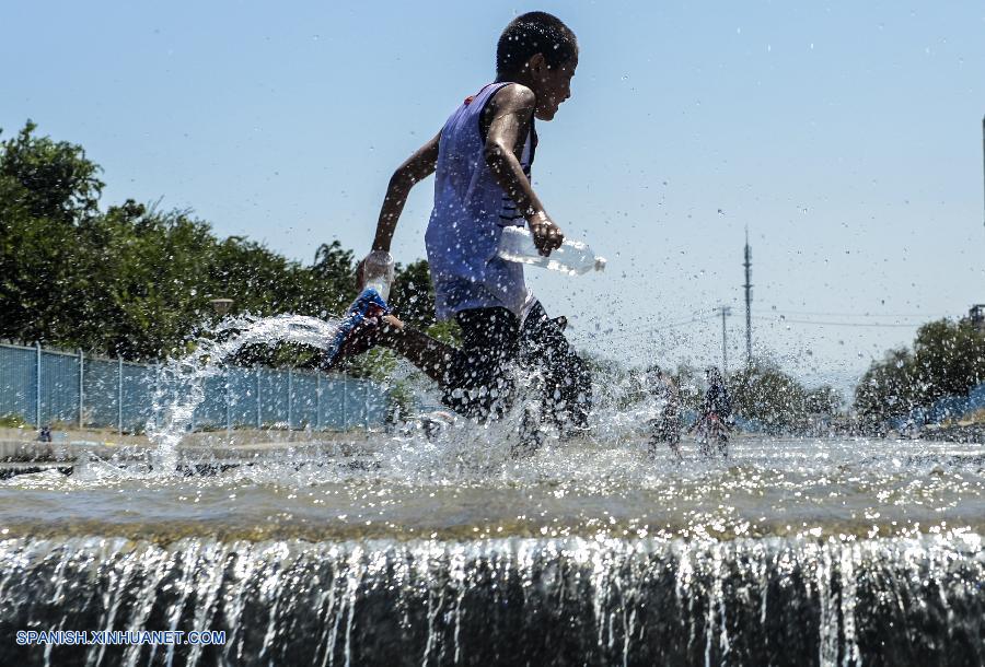 Una ola de calor récord continuó sofocando a la región autónoma uygur de Xinjiang, en el noroeste de China, hoy jueves, obligando a la gente a permanecer bajo techo y dejando a los centros comerciales sin equipos de aire acondicionado.