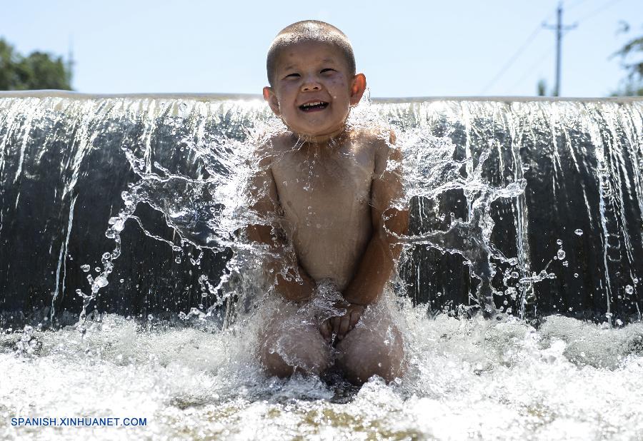 Una ola de calor récord continuó sofocando a la región autónoma uygur de Xinjiang, en el noroeste de China, hoy jueves, obligando a la gente a permanecer bajo techo y dejando a los centros comerciales sin equipos de aire acondicionado.