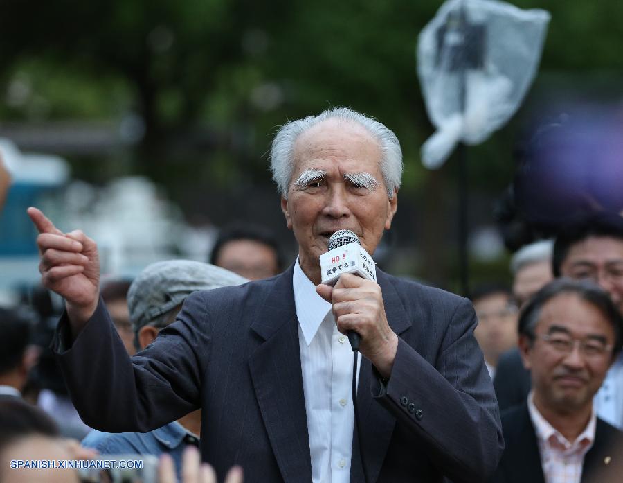 El ex primer ministro de Japón Tomiichi Murayama, de 91 años de edad, dirigió hoy unas palabras a varios cientos de manifestantes en las calles cerca del edificio de la Dieta japonesa para expresar su oposición a una serie de controvertidas iniciativas de ley de seguridad impulsadas por el gobierno de Japón.