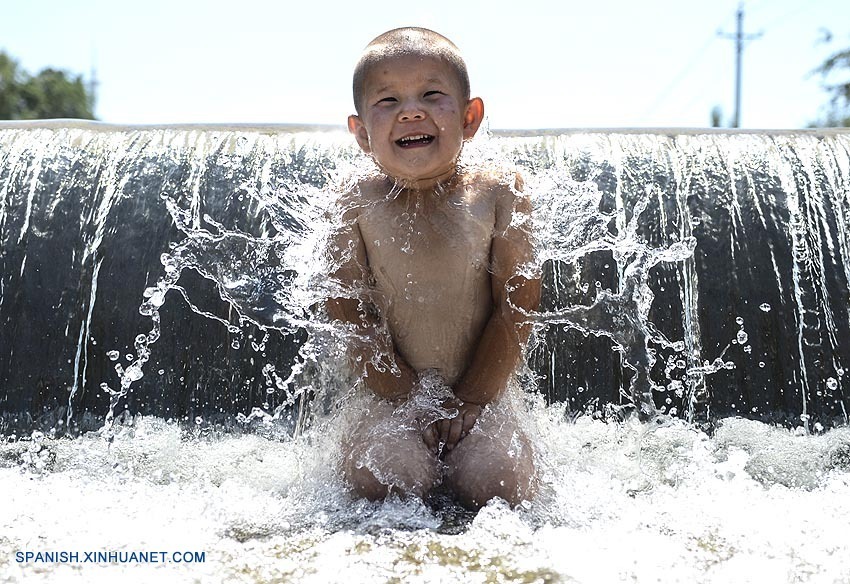 Temperaturas altas récord seguirán achicharrando algunas áreas de la región autónoma uygur de Xinjiang, en la parte noroccidental de China, en los próximos tres días, informó hoy sábado el Centro Meteorológico Central (CMC).