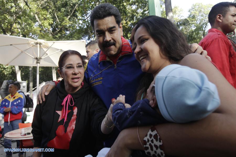 El presidente venezolano, Nicolás Maduro, anunció este sábado que prevé aprobar en los próximos días varias leyes habilitantes (vía decreto) para 'apretar la mano' a los paramilitares y delincuentes en una ofensiva de su Gobierno por reducir los índices de violencia en esta nación sudamericana.