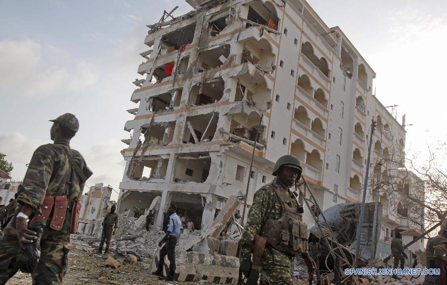Al menos quince personas murieron y decenas resultaron heridas a consecuencia de la explosión ocurrida el domingo en un hotel de la capital somalí, Mogadiscio, informó la policía local.