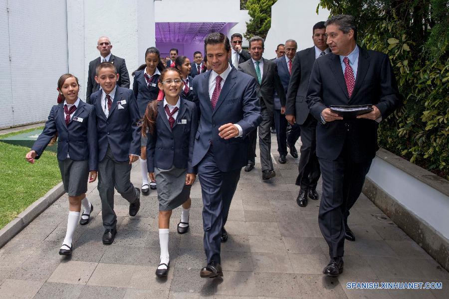 MEXICO-MEXICO CITY-PRESIDENT-CHILDREN