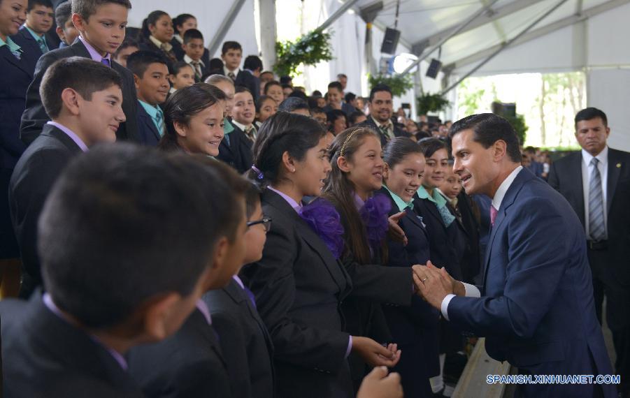 MEXICO-MEXICO CITY-PRESIDENT-CHILDREN