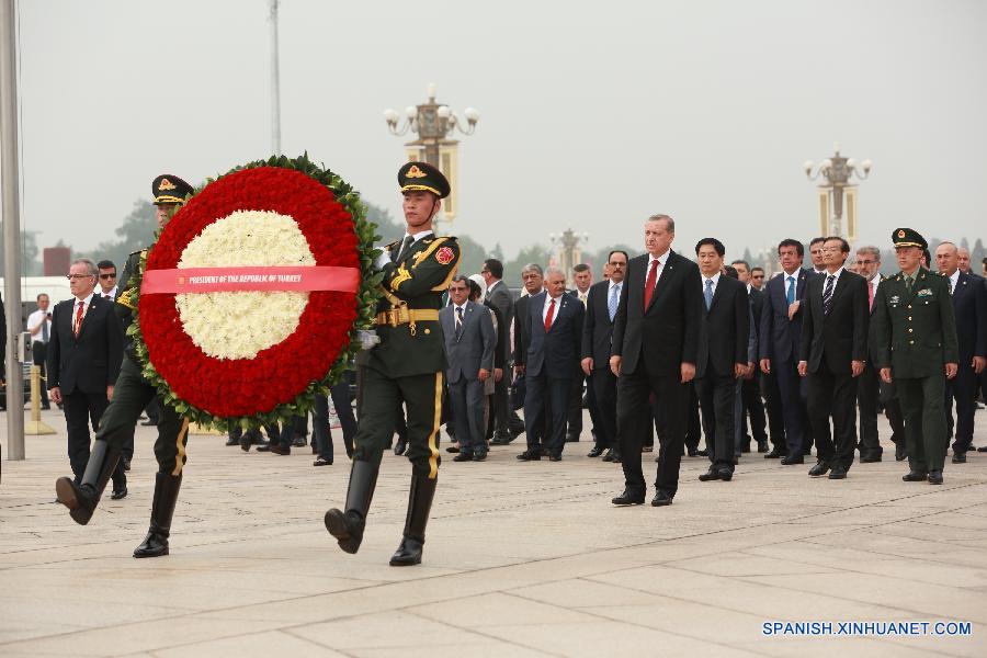 CHINA-TURKEY-PRESIDENT-MONUMENT TO THE PEOPLE'S HEROES-WREATH (CN)