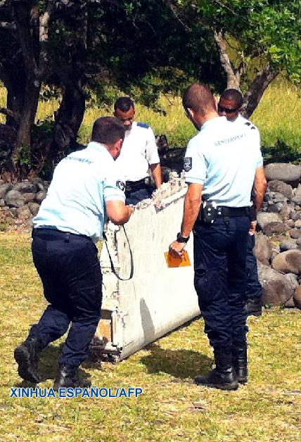 Los investigadores estadounidenses han concluido que la pieza de los restos de avión localizada el miércoles cerca de una isla francesa en el sur del océano Indico pertenece a un Boeing 777, lo que aumenta las posibilidades de que corresponde al misteriosamente desaparecido vuelo MH370, según informó la prensa local.