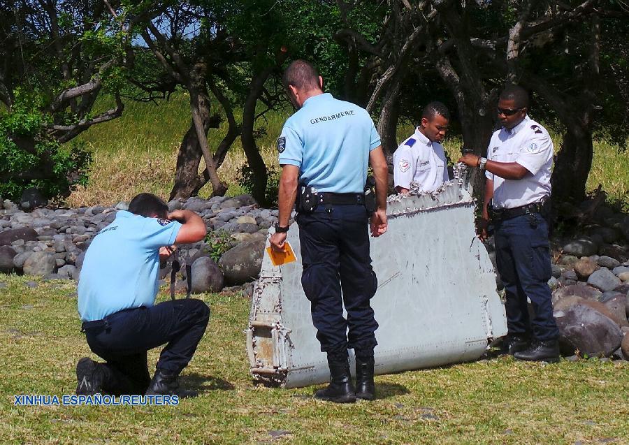 Los investigadores estadounidenses han concluido que la pieza de los restos de avión localizada el miércoles cerca de una isla francesa en el sur del océano Indico pertenece a un Boeing 777, lo que aumenta las posibilidades de que corresponde al misteriosamente desaparecido vuelo MH370, según informó la prensa local.