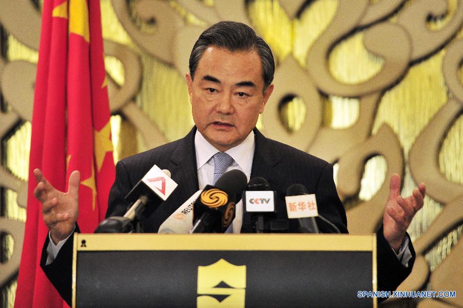 El ministro de Relaciones Exteriores de China Wang Yi, de visita en Singapur, dijo hoy que China está comprometida con trabajar con los miembros de la Asociación de Naciones del Sureste Asiático (Asean) para implementar la Declaración sobre la Conducta de las Partes en el Mar Meridional de China (DCP) y mejorar las consultas sobre el Código de Conducta (CDC) para mantener la paz y la estabilidad del mar.