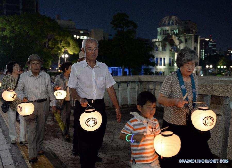Hiroshima, ciudad que sufrió el bombardeo atómico a manos de Estados Unidos en 1945 durante la Segunda Guerra Mundial, conmemoró el jueves el 70º aniversario del bombardeo en el Parque Memorial de la Paz de la ciudad, con su alcalde pidiendo la paz y que se eliminen las armas nucleares.