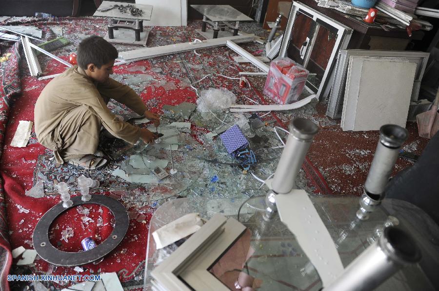 La cifra de muertos por el estallido de un camión bomba en la capital de Afganistán, Kabul, aumentó a 15, en tanto que la de heridos es de 240, dijo hoy un funcionario.