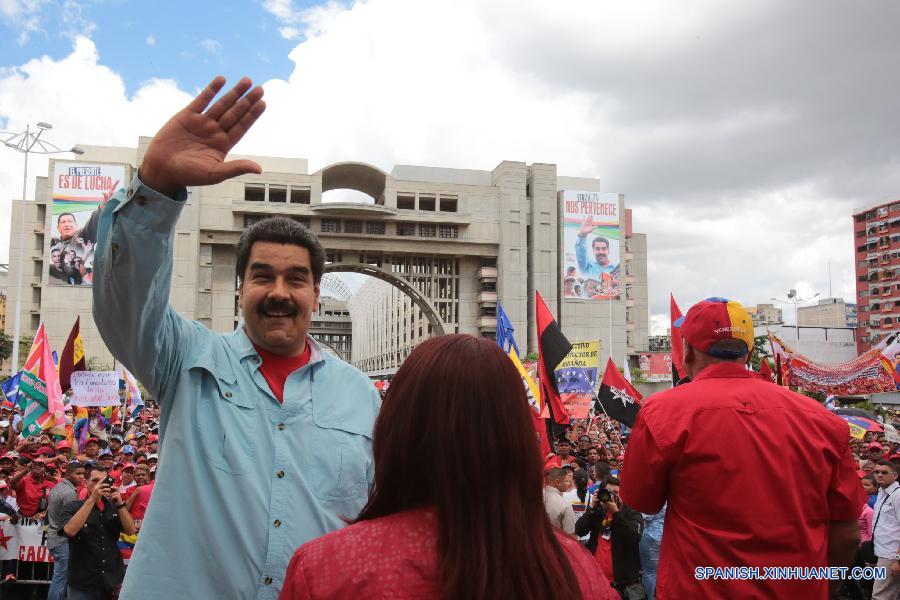 El presidente de Venezuela, Nicolás Maduro, aseguró hoy que candidatos a las elecciones parlamentarias por la oposición y funcionarios de la embajada de Estados Unidos confabulan para entorpecer la lucha de su gobierno por la soberanía del Esequibo ante Guyana.