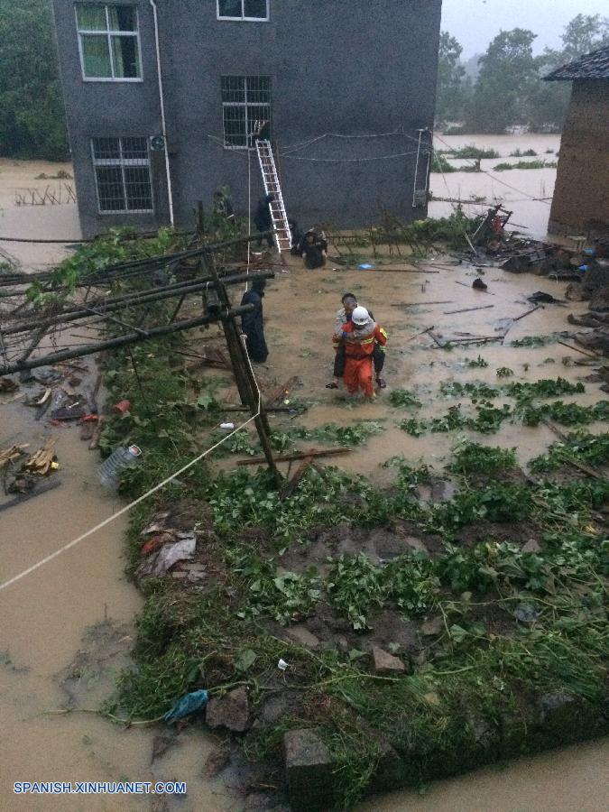 El tifón Soudelor, el decimotercero de este año, se está moviendo desde la provincia suroriental china de Fujian a las provincias vecinas de Zhejiang y Jiangxi hoy domingo por la mañana tras entrar anoche en la parte continental de China.