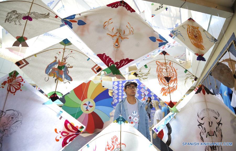 Una chica observaba cometas en una exhibición de cometas en Lhasa, capital de la región autónoma del Tibet, en el suroeste de China. 