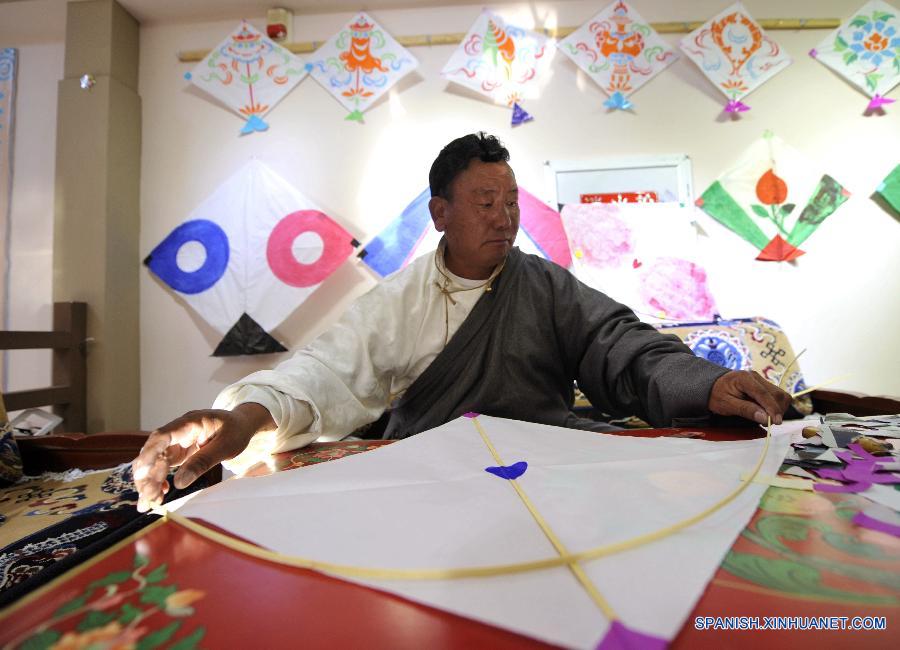 El artesano Pujon demostraba el proceso de hacer cometas en la exhibición de la cometa tibetana. 