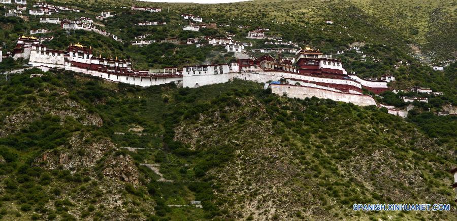 La foto muestra un templo en la región autónoma del Tibet, en el suroeste de China. El Tibet, que es uno de los áreas con mejor calidad ambiental en el mundo, ha evitado el desarrollo económico al precio de los recursos naturales. La mayor parte de la región mantiene sus estados naturales originales. 