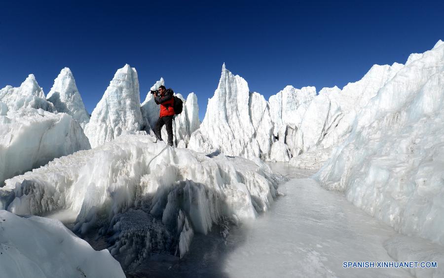 La foto tomada el 11 de agosto de 2015 muestra un glaciar en la región autónoma del Tibet, en el suroeste de China. El Tibet, que es uno de los áreas con mejor calidad ambiental en el mundo, ha evitado el desarrollo económico al precio de los recursos naturales. La mayor parte de la región mantiene sus estados naturales originales.