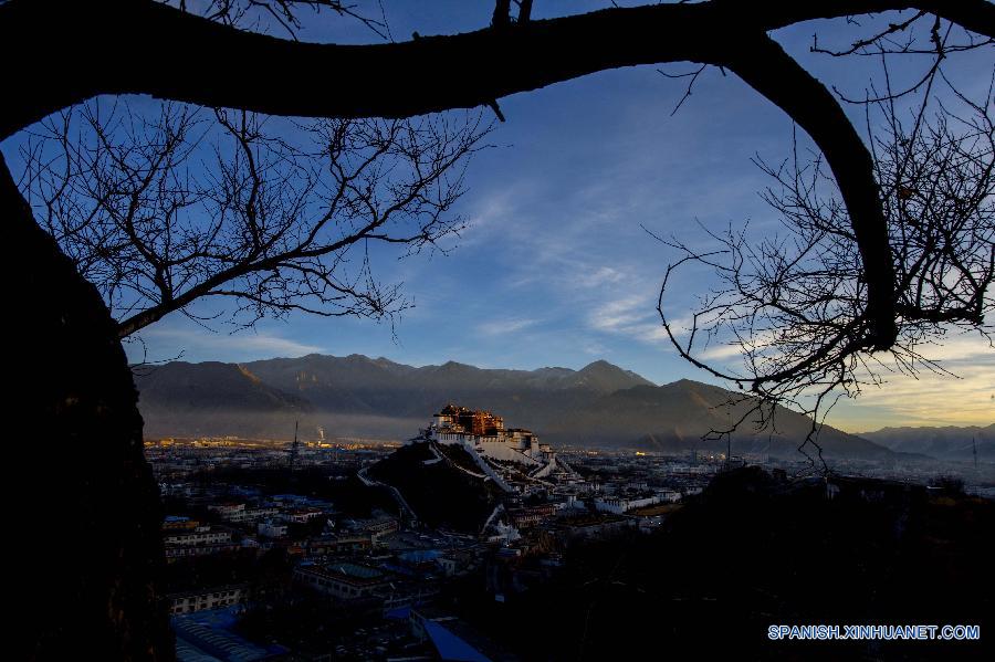 La foto tomada el 11 de agosto de 2015 muestra una vista del Palacio de Potala. El Tibet, que es una de las áreas con la mejor calidad ambiental en el mundo, ha evitado el desarrollo económico al precio de los recursos naturales. La mayor parte de la región mantiene sus estados naturales originales.