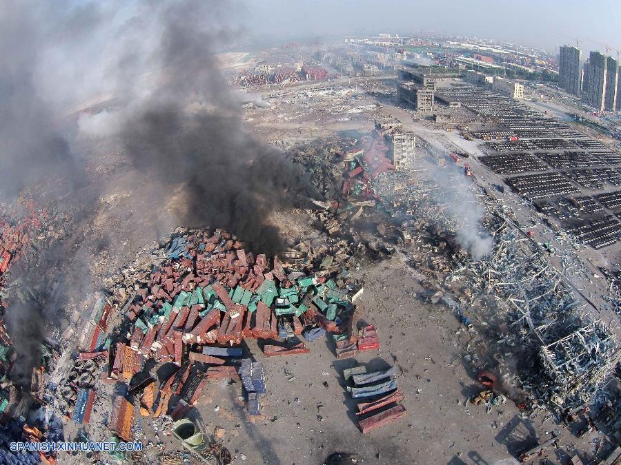 Los incendios después de las enormes explosiones de almacén en el puerto septentrional chino de Tianjin anoche están actualmente 'bajo control inicial', pero 18 bomberos todavía permanecen desaparecidos, informó hoy jueves el Ministerio de Seguridad Pública.
