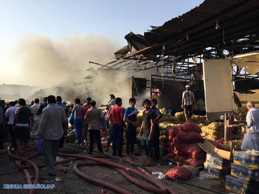 Al menos 53 personas murieron y más de 100 resultaron heridas hoy jueves por la mañana al explotar un camión bomba en un mercado de Bagdad, en un atentado reivindicado por el grupo yihadista Estado Islámico (EI).