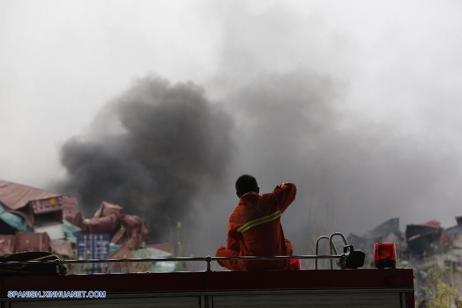 Ha ascendido a 56 el número de fallecidos, incluidos 21 bomberos, a consecuencia de las masivas explosiones de almacén ocurridas la noche del miércoles en la ciudad septentrional china de Tianjin, informó hoy viernes las autoridades locales.