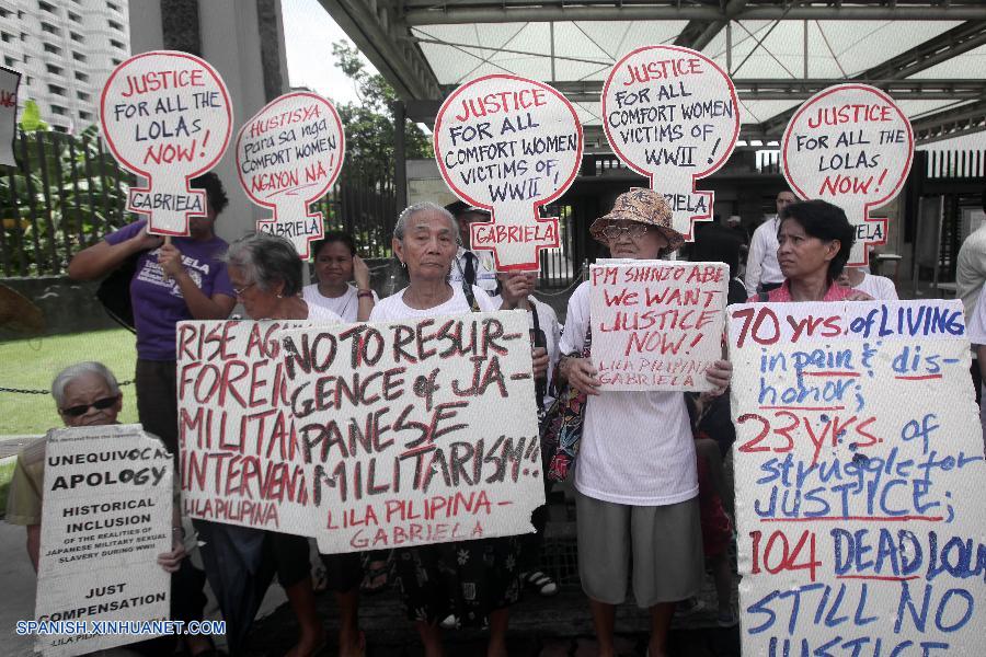 Antiguas esclavas sexuales filipinas de los soldados japoneses durante la Segunda Guerra Mundial, acompañadas de sus hijos y nietos protestaron hoy viernes ante la embajada de Japón en Manila para exigir reconocimiento y compensación del Gobierno nipón.