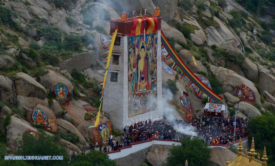 Más de 200.000 creyentes budistas y de otras religiones se reunieron desde hoy viernes en Lhasa, capital de la región autónoma del Tíbet, en el suroeste de China, para celebrar el tradicional Festival de Shoton.