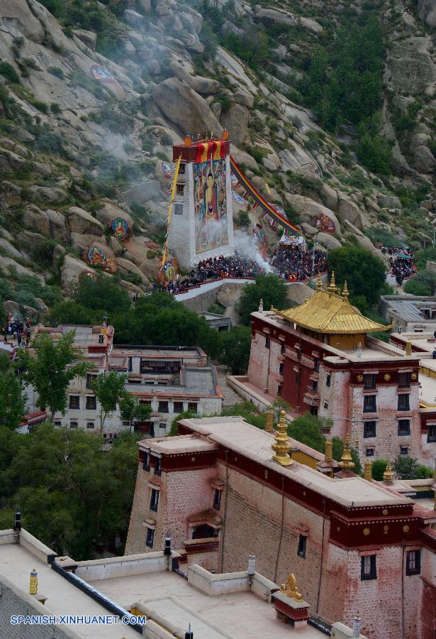 Más de 200.000 creyentes budistas y de otras religiones se reunieron desde hoy viernes en Lhasa, capital de la región autónoma del Tíbet, en el suroeste de China, para celebrar el tradicional Festival de Shoton.