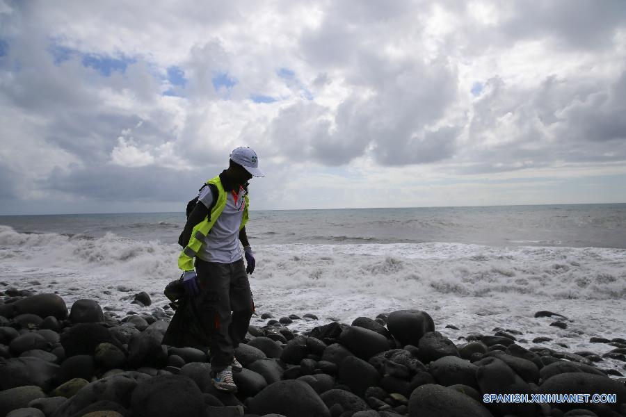 LA REUNION-MH370 DEBRIS-SEARCH-CONTINUE