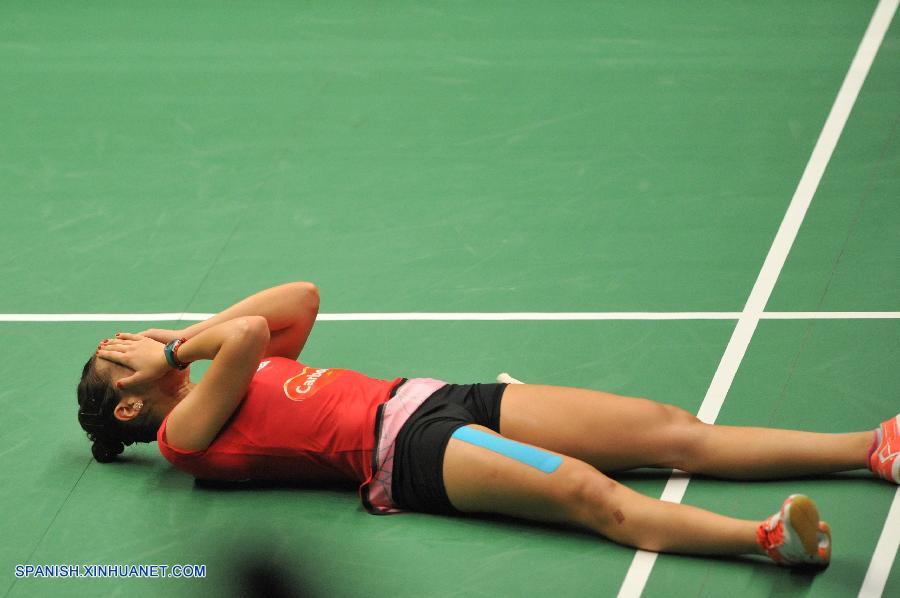 La española Carolina Marín se proclamó hoy, por segunda vez consecutiva, campeona del mundo de bádminton tras derrotar en la final a la india Saina Nehwal en dos sets por 21-16 y 21-19 en Yakarta (Indonesia).