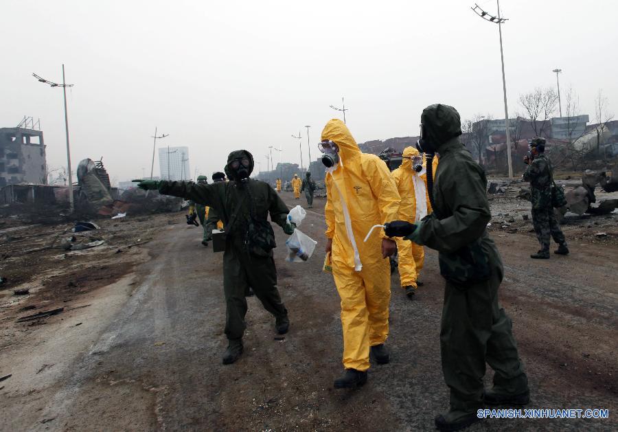 （天津港“8·12”事故）（2）救援部队分组进入核心区对危化品辨识标记清理货物