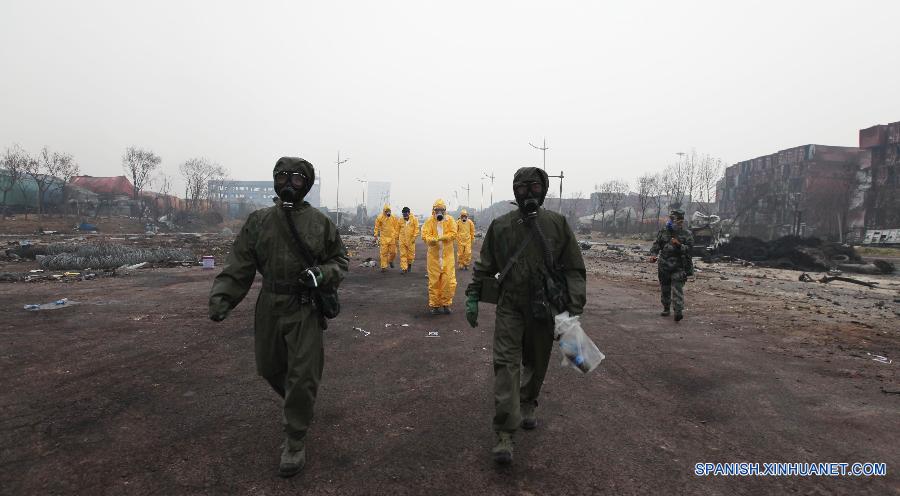 （天津港“8·12”事故）（1）救援部队分组进入核心区对危化品辨识标记清理货物