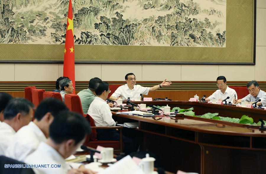 El primer ministro de China, Li Keqiang, pidió hoy un desarrollo más rápido y fuerte de la manufactura avanzada del país para estimular a la economía ralentizada.