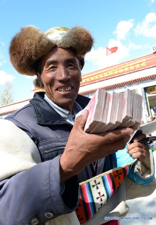 La foto muestra a un campesino tibetano que acabó de recibir crédito bancario. Este año marca el 50 aniversario del establecimiento de la Región Autónoma de Tibet.