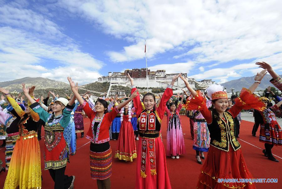 La foto muestra a un grupo de jóvenes de diferentes étnias bailando en la plaza del Palacio Potala para celebrar el 50 aniversario del establecimiento dela Región Autónoma deTibet.