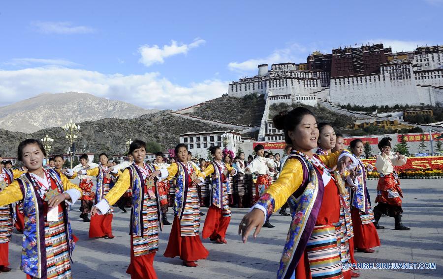 La foto mestra a un grupo de chicas tibetanas bailando en la plaza del Palacio de Potala.