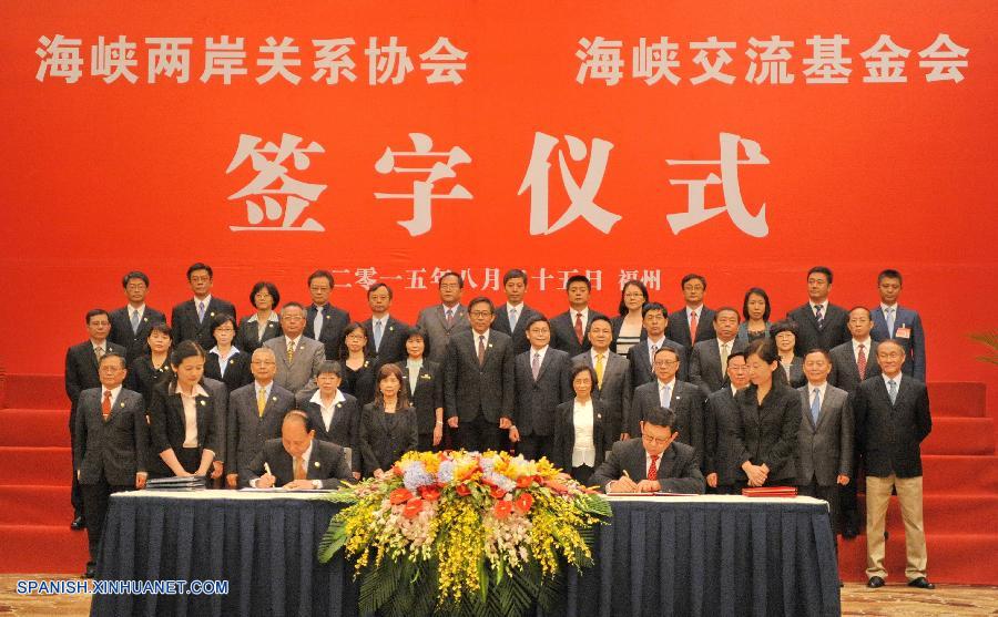 Los negociadores de la parte continental de China y la isla de Taiwan firmaron hoy martes dos acuerdos sobre la seguridad de los vuelos a través del Estrecho de Taiwan y la cooperación tributaria, respectivamente.