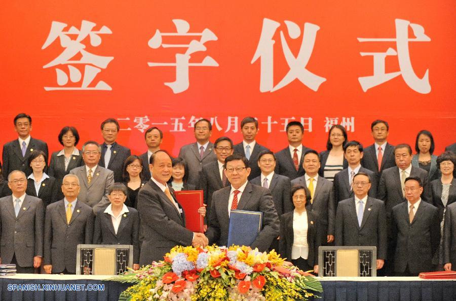 Los negociadores de la parte continental de China y la isla de Taiwan firmaron hoy martes dos acuerdos sobre la seguridad de los vuelos a través del Estrecho de Taiwan y la cooperación tributaria, respectivamente.