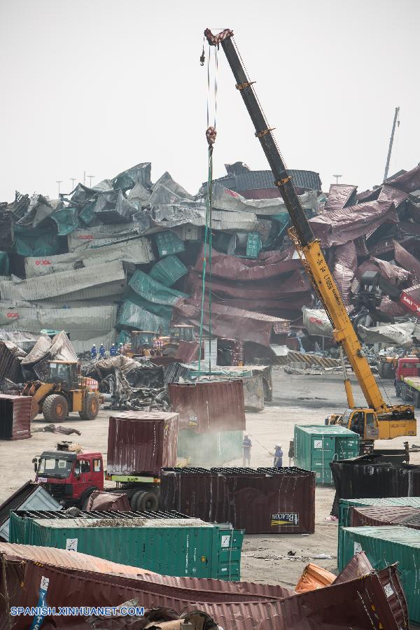 El número de fallecidos tras las explosiones en un almacén de la municipalidad norteña china de Tianjin ha ascendido a 135, mientras que otras 38 personas continúan desaparecidas, informaron hoy martes las autoridades de rescate.