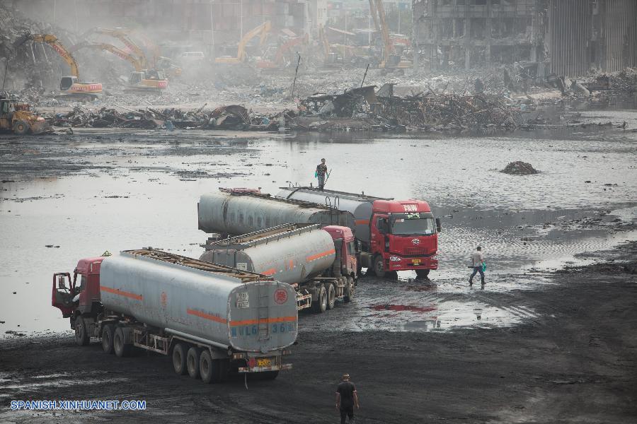 El número de fallecidos tras las explosiones en un almacén de la municipalidad norteña china de Tianjin ha ascendido a 135, mientras que otras 38 personas continúan desaparecidas, informaron hoy martes las autoridades de rescate.