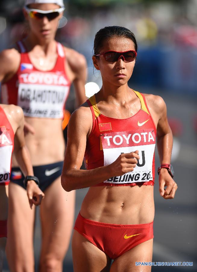El país anfitrión China consiguió hoy viernes su primera medalla de oro en el Campeonato Mundial de Atletismo que se celebra en Beijing al ocupar Liu Hong y Lyu Xiuzhi los primeros dos puestos en la prueba de los 20 kilómetros marcha femeninos.