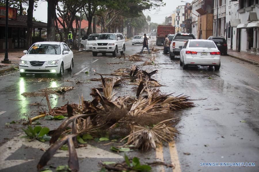Al menos una persona muri&oacute; como consecuencia del paso de la tormenta 'Erika' por Rep&uacute;blica Dominicana, donde el n&uacute;mero de desplazados alcanz&oacute; casi 11.000, cifra que disminuy&oacute; hoy a 3.301.