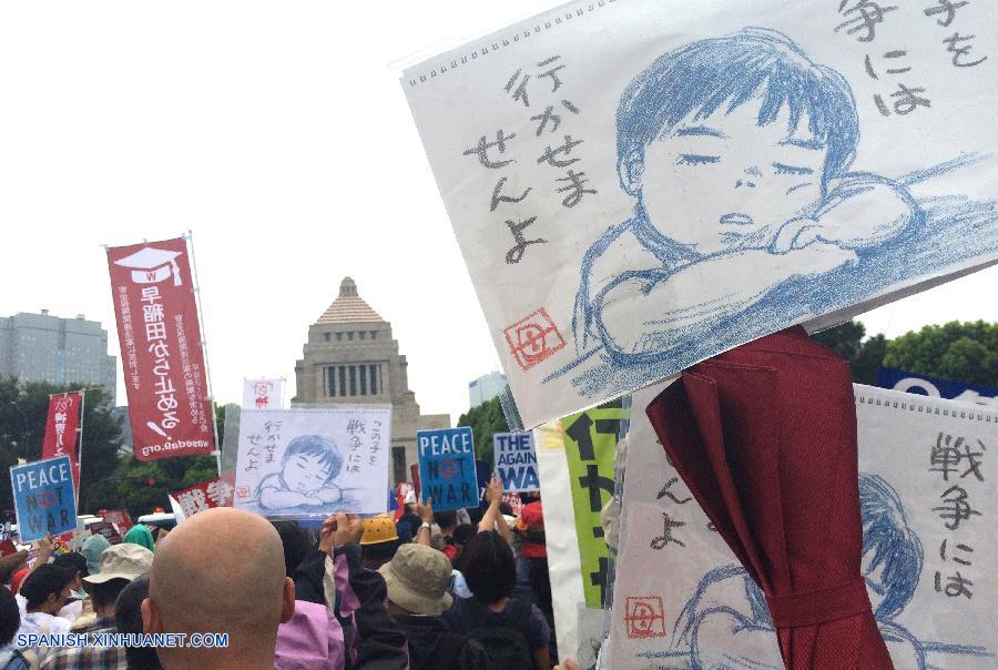 Unas 120.000 personas se manifestaron y rodearon el Parlamento japonés hoy domingo para demandar al primer ministro, Shinzo Abe, que revoque los polémicos proyectos de ley sobre la defensa del país.