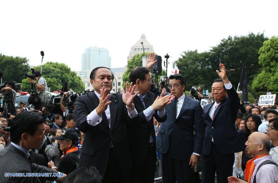 Unas 120.000 personas se manifestaron y rodearon el Parlamento japonés hoy domingo para demandar al primer ministro, Shinzo Abe, que revoque los polémicos proyectos de ley sobre la defensa del país.