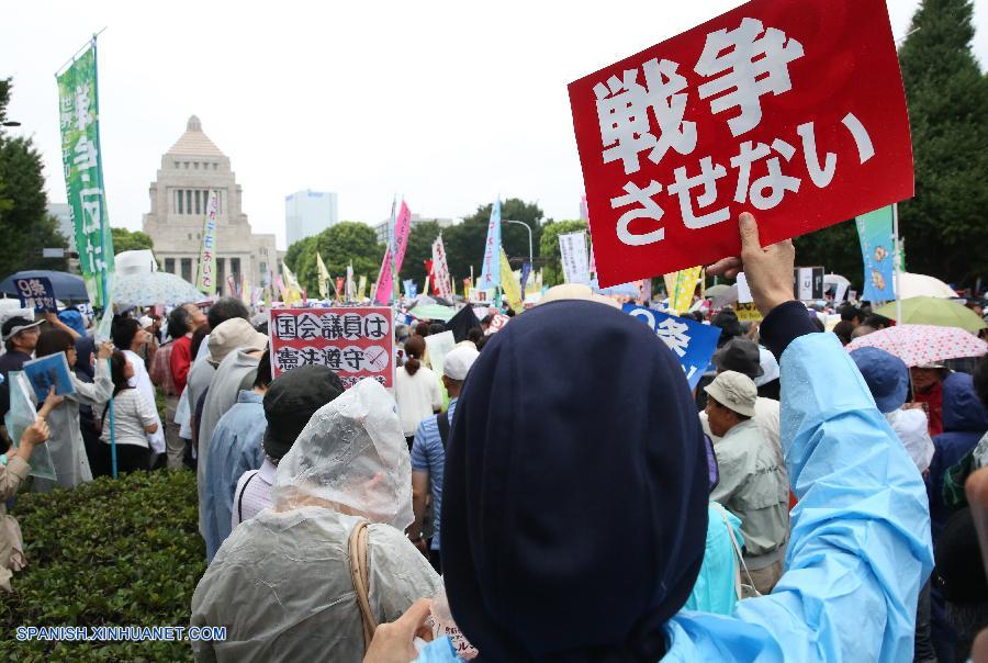 Unas 120.000 personas se manifestaron y rodearon el Parlamento japonés hoy domingo para demandar al primer ministro, Shinzo Abe, que revoque los polémicos proyectos de ley sobre la defensa del país.