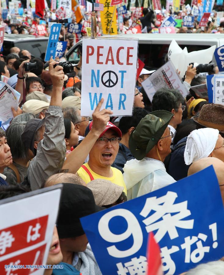 Unas 120.000 personas se manifestaron y rodearon el Parlamento japonés hoy domingo para demandar al primer ministro, Shinzo Abe, que revoque los polémicos proyectos de ley sobre la defensa del país.