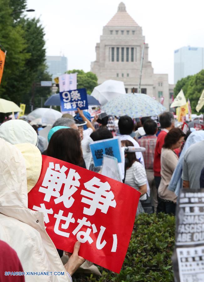 Unas 120.000 personas se manifestaron y rodearon el Parlamento japonés hoy domingo para demandar al primer ministro, Shinzo Abe, que revoque los polémicos proyectos de ley sobre la defensa del país.