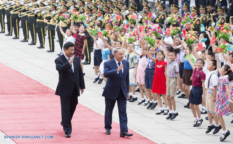 El presidente de China, Xi Jinping, conversó hoy en Beijing con su homólogo de Kazajistán, Nursultan Nazarbayev, y ambos acordaron fortalecer las relaciones bilaterales.