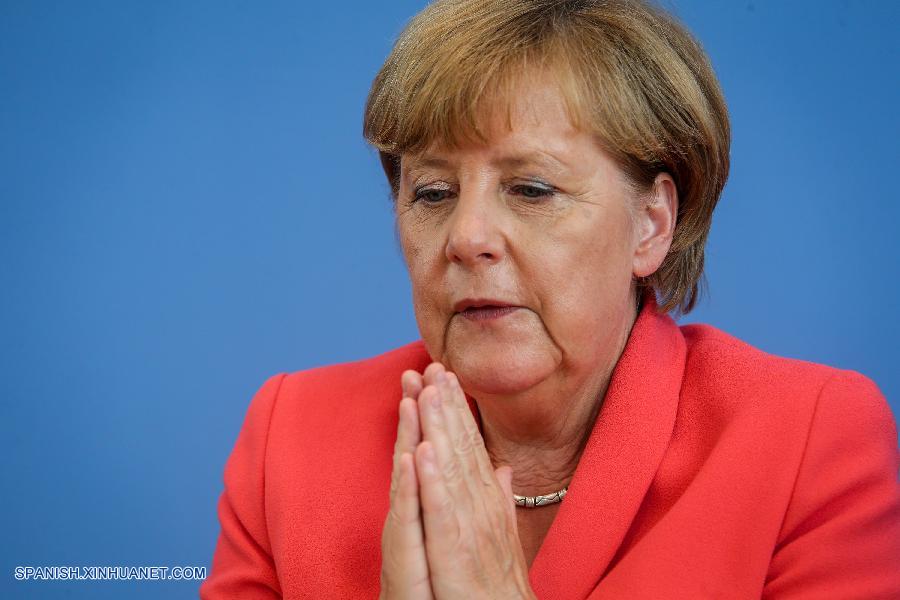 La canciller alemana Angela Merkel pidió hoy en Berlín más esfuerzos para enfrentar el tema de los refugiados y pidió una distribución equitativa de las personas que buscan protección en Europa.