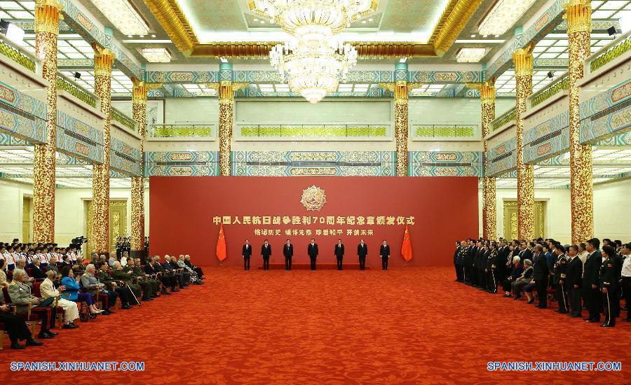 El presidente chino, Xi Jinping, concedió hoy miércoles medallas a 30 veteranos y civiles chinos y extranjeros que combatieron por China en la II Guerra Mundial, en vísperas de las grandiosas celebraciones del Día de la Victoria.